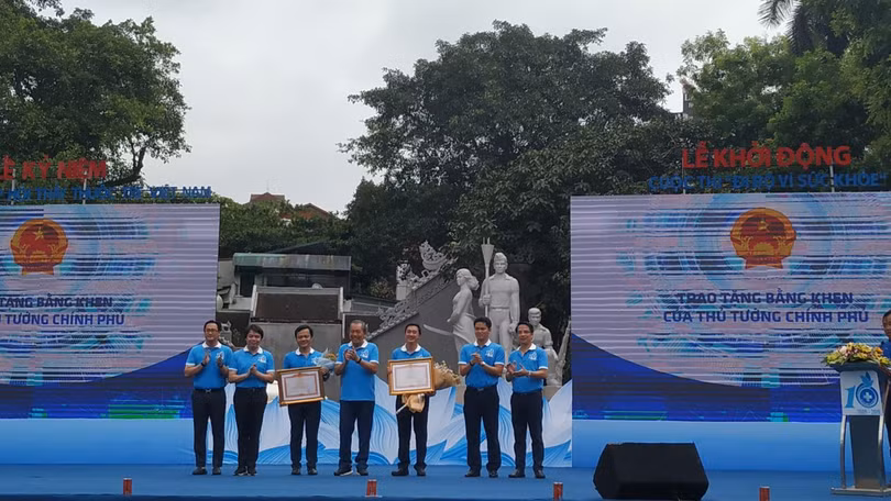 Phó Thủ tướng Trương Hòa Bình trao Bằng khen của Thủ tướng Chính phủ cho Hội Thầy thuốc trẻ Việt Nam Phó Thủ tướng Trương Hòa Bình trao Bằng khen của Thủ tướng Chính phủ cho Hội Thầy thuốc trẻ Việt Nam