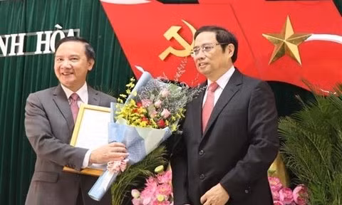 Trưởng Ban Tổ chức Trung ương Phạm Minh Chính (bên phải) trao Quyết định của Bộ Chính trị cho ông Nguyễn Khắc Định. Trưởng Ban Tổ chức Trung ương Phạm Minh Chính (bên phải) trao Quyết định của Bộ Chính trị cho ông Nguyễn Khắc Định.