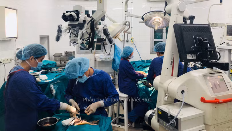 Ca phẫu thuật cho bệnh nhân kéo dài tới 12 tiếng đồng hồ mới nối lại và bảo toàn chức năng vùng da đầu đã bị lột cho bà P.