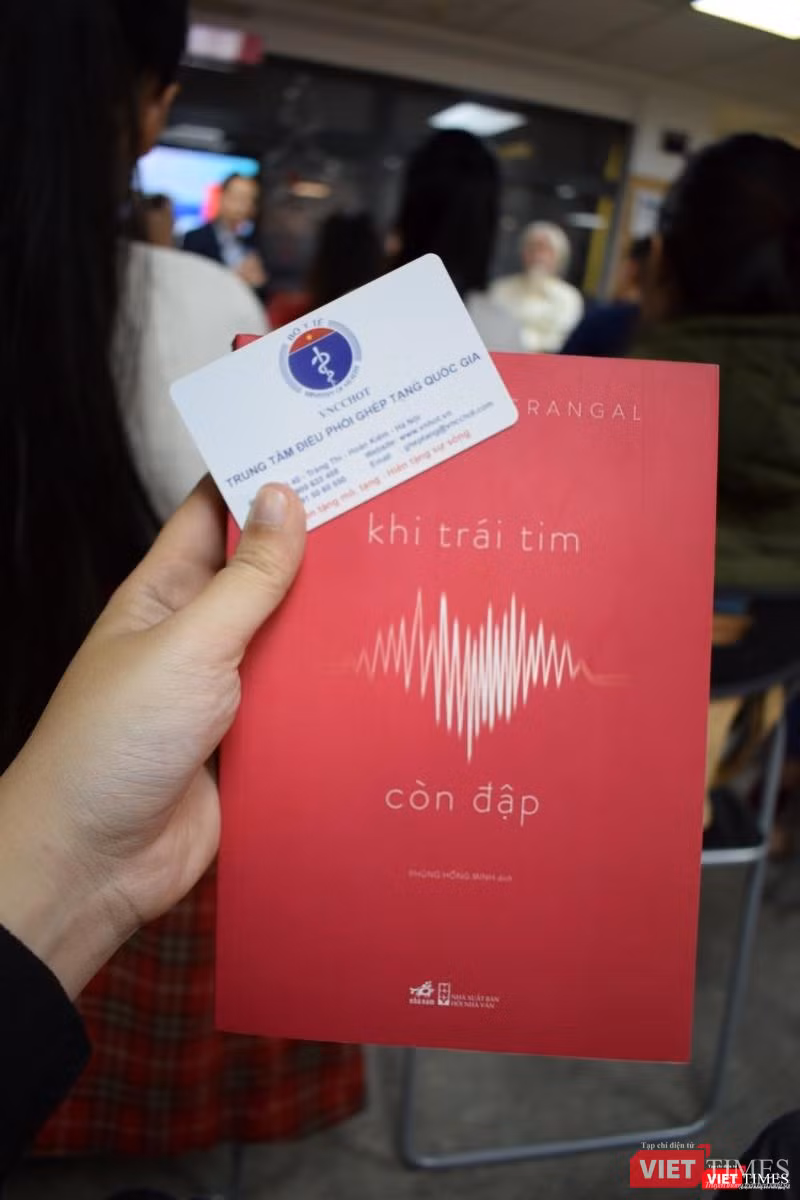 Cuốn sách "Khi trái tim còn đập" và tấm thẻ hiến tạng của Trung tâm Điều phối ghép tạng Quốc gia