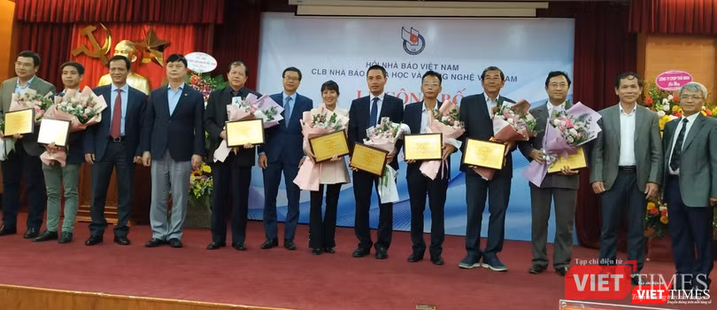 GS.TS Phạm Văn Đức Phó Chủ tịch Viện Hàn Lâm Khoa học xã hội Việt Nam và Ông Nguyễn Thế Dũng - Giám đốc Nhà Văn hóa- Hội Nhà báo VN trao chứng nhận cho đại diện 10 sự kiện KH&CN nổi bật 2019.