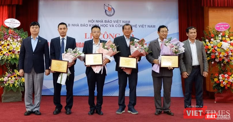 Ông Hà Thái Bảo - Phó TGĐ VNPT - IT (người thứ hai, trái sang) nhận kỷ niệm chương của ban Tổ chức.