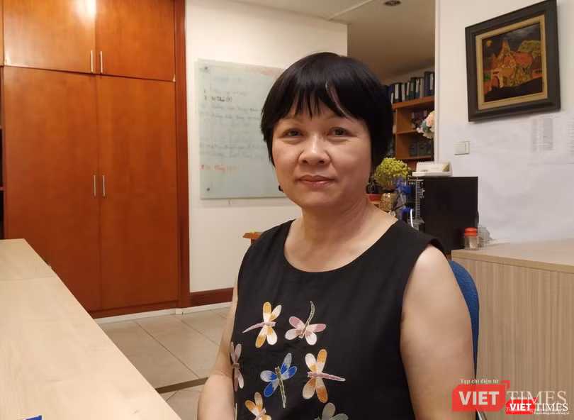 TS. Khuất Thu Hồng - Viện trưởng Viện Nghiên cứu Phát triển Xã hội. TS. Khuất Thu Hồng - Viện trưởng Viện Nghiên cứu Phát triển Xã hội.