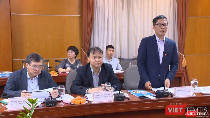 Bộ trưởng Bộ Công thương Trần Tuấn Anh báo cáo tại buổi làm việc.