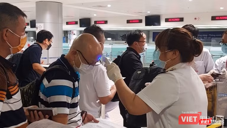 Việc kiểm tra thân nhiệt được thực hiện nghiêm ngặt tại các sân bay. Việc kiểm tra thân nhiệt được thực hiện nghiêm ngặt tại các sân bay.