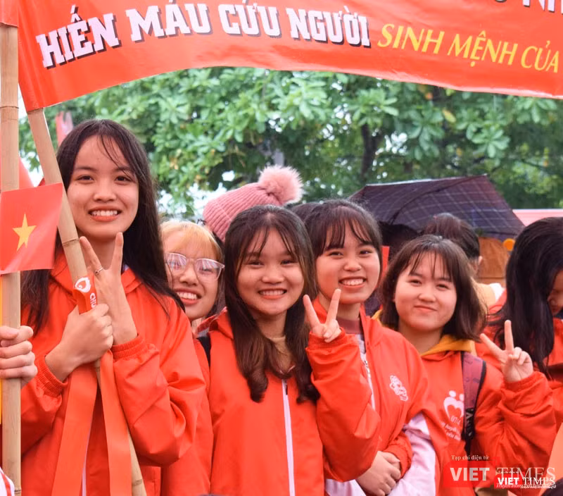 Một nhóm bạn sinh viên đến từ Trường Đại học Hà Nội tham gia lễ phát động trong thời gian chờ tới lượt hiến máu. Một nhóm bạn sinh viên đến từ Trường Đại học Hà Nội tham gia lễ phát động trong thời gian chờ tới lượt hiến máu.