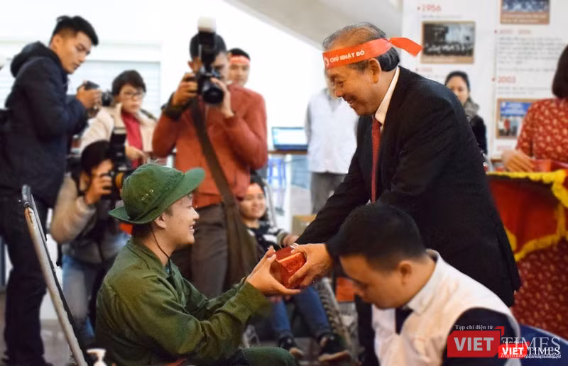Phó Thủ tướng Trương Hòa Bình tặng quà cho các bạn sinh viên tham gia hiến máu. Phó Thủ tướng Trương Hòa Bình tặng quà cho các bạn sinh viên tham gia hiến máu.