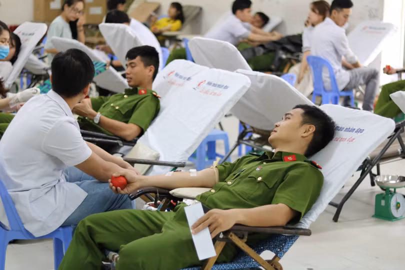 Không chỉ sinh viên. các chiến sĩ công an Đà Nẵng cũng tích cực tham gia hiến máu trong ngày Chủ nhật Đỏ (Ảnh: Ban tổ chức) Không chỉ sinh viên. các chiến sĩ công an Đà Nẵng cũng tích cực tham gia hiến máu trong ngày Chủ nhật Đỏ (Ảnh: Ban tổ chức)