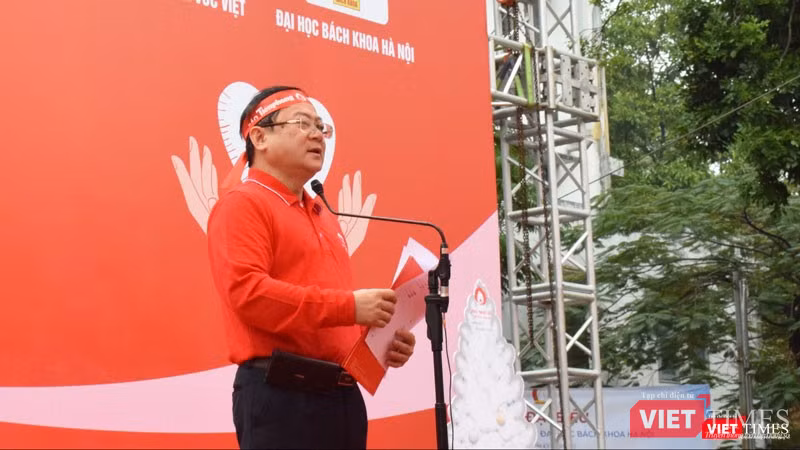 Nhà báo Lê Xuân Sơn - Trưởng Ban tổ chức Chương trình phát biểu khai mạc sự kiện hiến máu. Nhà báo Lê Xuân Sơn - Trưởng Ban tổ chức Chương trình phát biểu khai mạc sự kiện hiến máu.