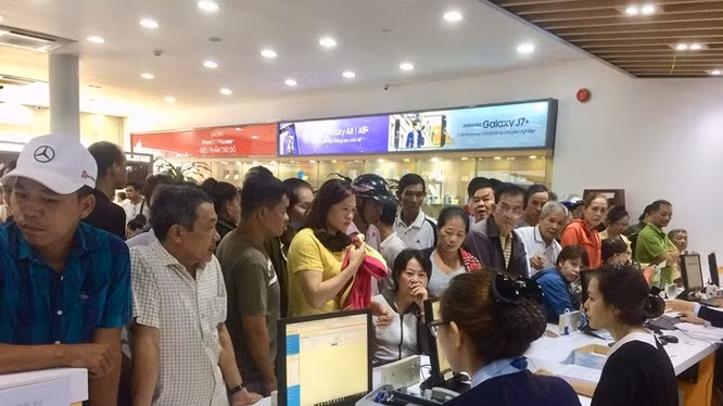 Các cửa hàng nhà mạng chật cứng vì khách hàng đến bổ sung thông tin. Các cửa hàng nhà mạng chật cứng vì khách hàng đến bổ sung thông tin.