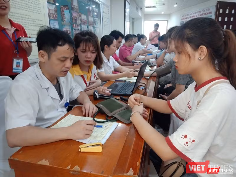 Bác sĩ của Bệnh viện khám sức khỏe cho người dân tham gia hiến máu Bác sĩ của Bệnh viện khám sức khỏe cho người dân tham gia hiến máu