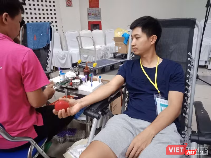 Anh Nguyễn Thanh Tùng (Hoàng Quốc Việt, Cầu Giấy, Hà Nội) tới hiến máu vì hiểu được nỗi khổ của người mắc các bệnh về máu. Chính anh cũng có người nhà đang điều trị tại Bệnh viện. Anh Nguyễn Thanh Tùng (Hoàng Quốc Việt, Cầu Giấy, Hà Nội) tới hiến máu vì hiểu được nỗi khổ của người mắc các bệnh về máu. Chính anh cũng có người nhà đang điều trị tại Bệnh viện.
