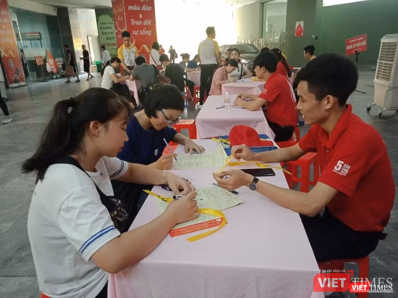 Từ sớm, những bạn trẻ này đã có mặt để đăng ký tham gia hiến máu. Từ sớm, những bạn trẻ này đã có mặt để đăng ký tham gia hiến máu.