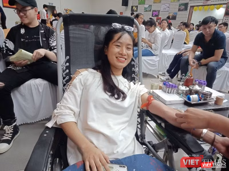 Mặc dù thời tiết nắng nóng nhưng nụ cười trên môi bạn sinh viên này vẫn luôn tươi tắn Mặc dù thời tiết nắng nóng nhưng nụ cười trên môi bạn sinh viên này vẫn luôn tươi tắn