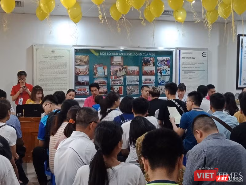 Hàng trăm bạn trẻ đã xếp hàng từ sớm để đăng ký hiến máu Hàng trăm bạn trẻ đã xếp hàng từ sớm để đăng ký hiến máu