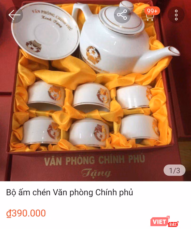 Bộ ấm chén ghi dòng chữ "Văn phòng Chính phủ kính tặng" được rao bán công khai trên một số trang thương mại điện tử. Bộ ấm chén ghi dòng chữ Văn phòng Chính phủ