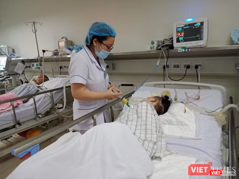 Bác sĩ chăm sóc cho bệnh nhi tại rung tâm Y học lâm sàng các bệnh nhiệt đới trẻ em. Bác sĩ chăm sóc cho bệnh nhi tại rung tâm Y học lâm sàng các bệnh nhiệt đới trẻ em.