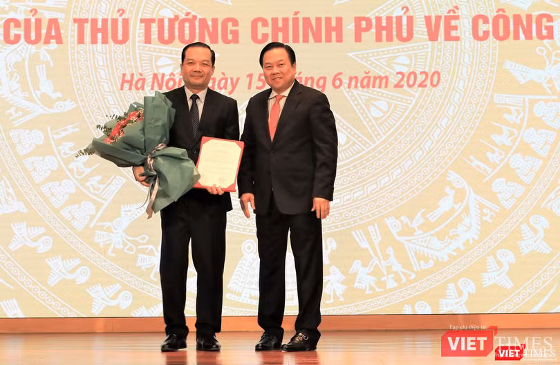 Lễ công bố quyết định Thủ tướng Chính phủ bổ nhiệm ông Phạm Đức Long giữ chức Chủ tịch Hội đồng thành viên Tập đoàn VNPT vừa diễn ra chiều nay (15/6). Lễ công bố quyết định Thủ tướng Chính phủ bổ nhiệm ông Phạm Đức Long giữ chức Chủ tịch Hội đồng thành viên Tập đoàn VNPT vừa diễn ra chiều nay (15/6).