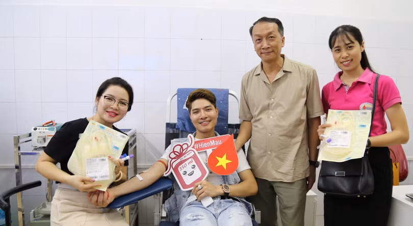 TS. Bạch Quốc Khánh chụp ảnh cùng người dân đến hiến máu TS. Bạch Quốc Khánh chụp ảnh cùng người dân đến hiến máu