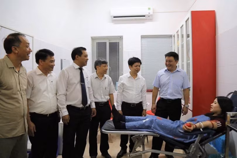 Ông Nguyễn Trọng Khoa - Phó cục trưởng Cục Quản lý Khám chữa bệnh (Bộ Y tế) trò chuyện với người dân đi hiến máu tình nguyện tại điểm hiến máu cố định. Ông Nguyễn Trọng Khoa - Phó cục trưởng Cục Quản lý Khám chữa bệnh (Bộ Y tế) trò chuyện với người dân đi hiến máu tình nguyện tại điểm hiến máu cố định.