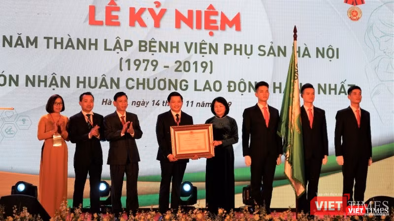 Phó Chủ tịch nước Đặng Thị Ngọc Thịnh trao Huân chương Lao động hạng Nhất cho Bệnh viện. Phó Chủ tịch nước Đặng Thị Ngọc Thịnh trao Huân chương Lao động hạng Nhất cho Bệnh viện.