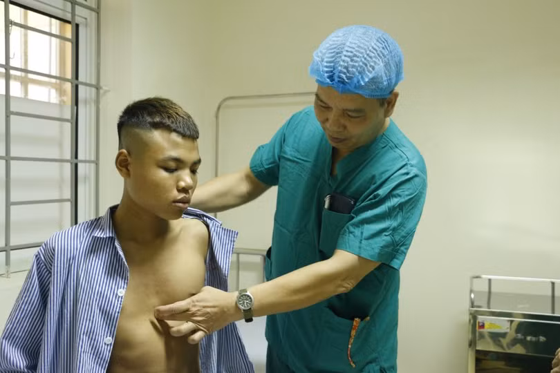 Bác sĩ khám cho bệnh nhân bị lõm ngực bẩm sinh Bác sĩ khám cho bệnh nhân bị lõm ngực bẩm sinh