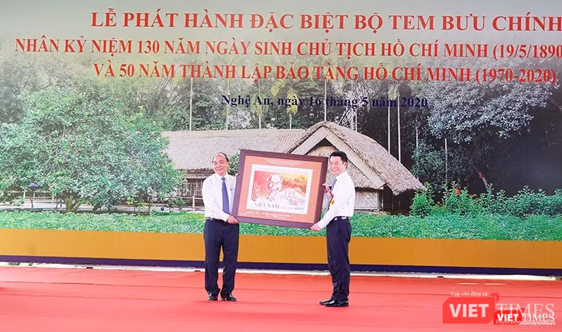 Bộ trưởng Bộ Thông tin và Truyền thông Nguyễn Mạnh Hùng đã tặng Thủ tướng Nguyễn Xuân Phúc tranh tem. Bộ trưởng Bộ Thông tin và Truyền thông Nguyễn Mạnh Hùng đã tặng Thủ tướng Nguyễn Xuân Phúc tranh tem.