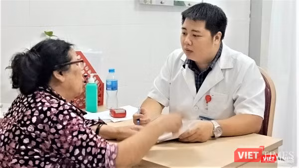 Bác sĩ tư vấn cho người dân chăm sóc sức khỏe khi mắc bệnh hẹp mạch vành. Bác sĩ tư vấn cho người dân chăm sóc sức khỏe khi mắc bệnh hẹp mạch vành.