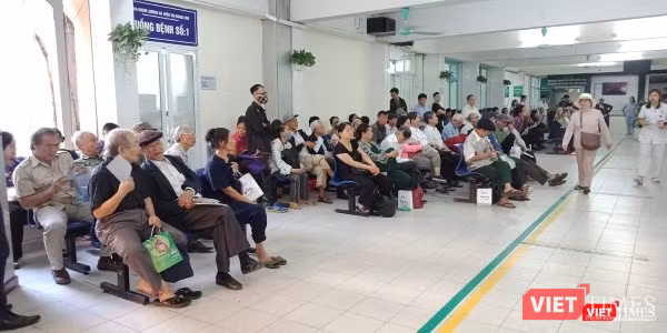 Người dân chờ đợi từ sáng sớm để được khám, tư vấn về bệnh lý mạch vành tại Bệnh viện Hữu nghị Việt Đức sáng 27/10. Người dân chờ đợi từ sáng sớm để được khám, tư vấn về bệnh lý mạch vành tại Bệnh viện Hữu nghị Việt Đức sáng 27/10.