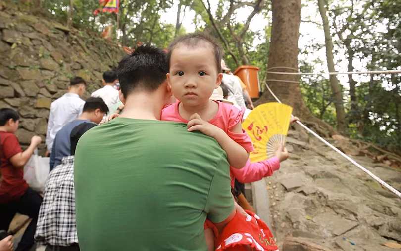 Nhiều trẻ nhỏ tỏ ra mệt mỏi khi phải chen chúc trong biển người - Ảnh: Kingpro