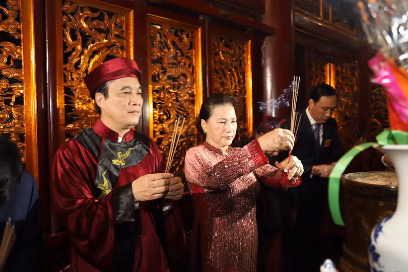 Chủ tịch Quốc hội Nguyễn Thị Kim Ngân dâng hương tưởng nhớ, tri ân công đức Tổ tiên đã có công dựng nước. Chủ tịch Quốc hội Nguyễn Thị Kim Ngân dâng hương tưởng nhớ, tri ân công đức Tổ tiên đã có công dựng nước.