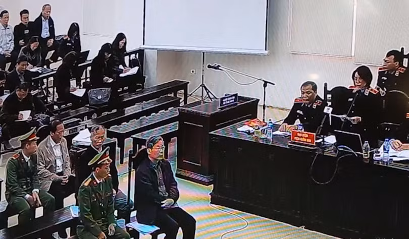 Bị cáo Nguyễn Bắc Son nghe Viện Kiểm sát nêu quan điểm luận tội mình. Ảnh cắt từ clip
