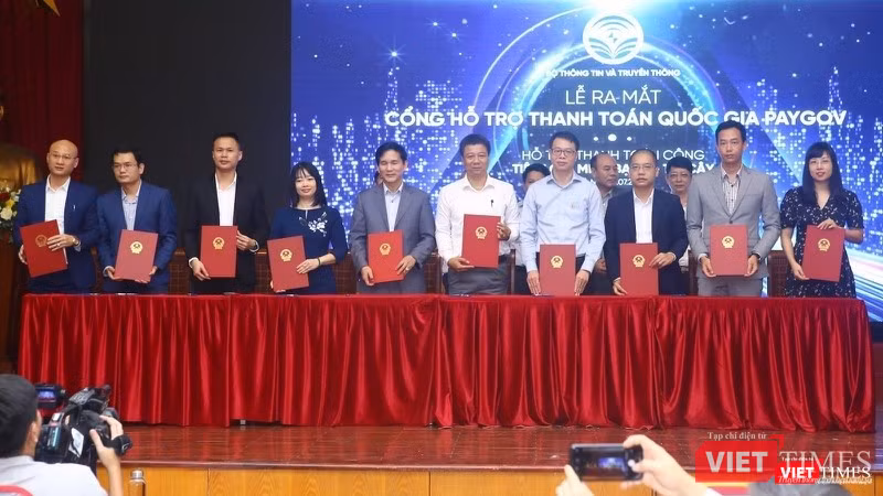 Các Trung gian thanh toán khác đang thực hiện nghi thức ký kết Thỏa thuận hợp tác. Ảnh: H.Phương