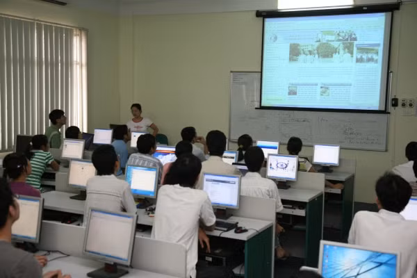 Sinh viên Học viện Công nghệ Bưu chính Viễn thông trong giờ thực hành. Ảnh: HVCNBCVT Sinh viên Học viện Công nghệ Bưu chính Viễn thông trong giờ thực hành. Ảnh: HVCNBCVT