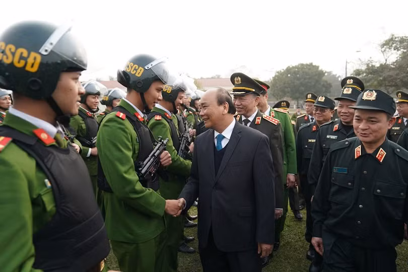 Thủ tướng thăm hỏi, động viên các chiến sĩ. Ảnh: VGP. Thủ tướng thăm hỏi, động viên các chiến sĩ