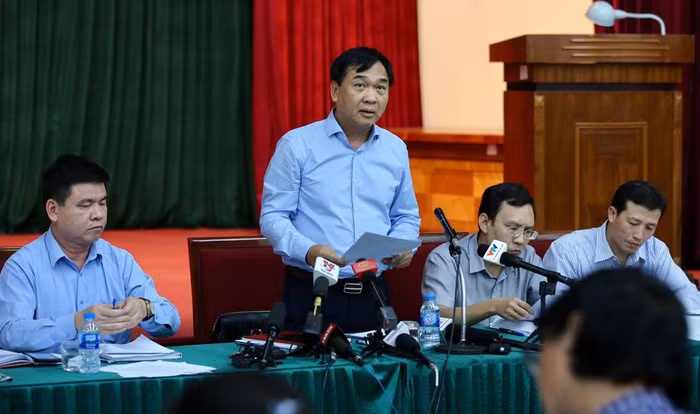 Cuộc giao ban báo chí do Ban Tuyên giáo Thành ủy Hà Nội tổ chức chiều nay (15/10) "nóng" chủ đề nước sạch sinh hoạt nhiễm dầu thải.