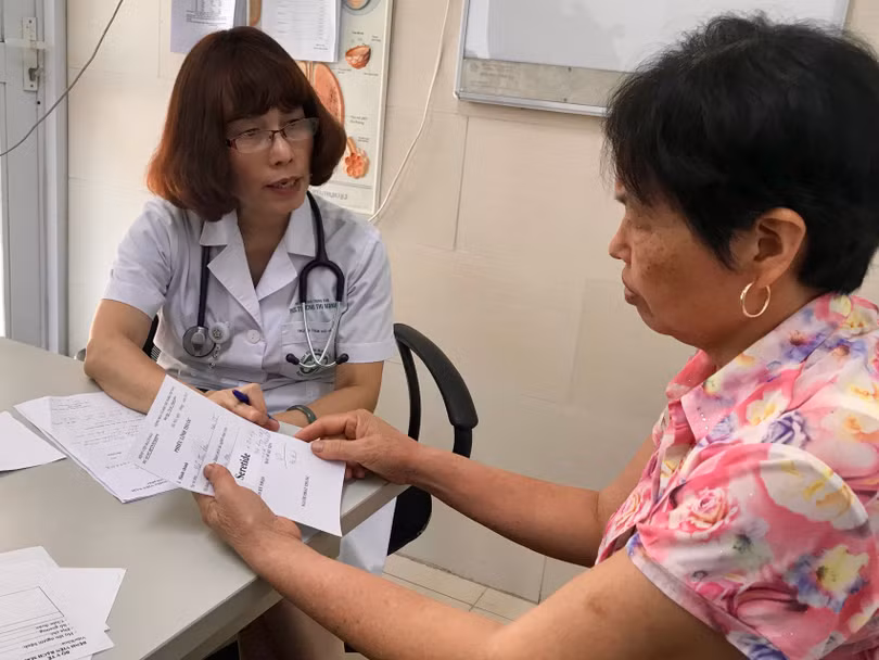 Bác sĩ Chu Thị Hạnh - Phó giám đốc Trung tâm Hô hấp, Bệnh viện Bạch Mai - tư vấn cho bệnh nhân