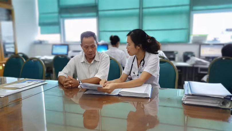 Bác sĩ tư vấn điều trị cho bệnh nhân mắc bệnh phổi tắc nghẽn mạn tính.