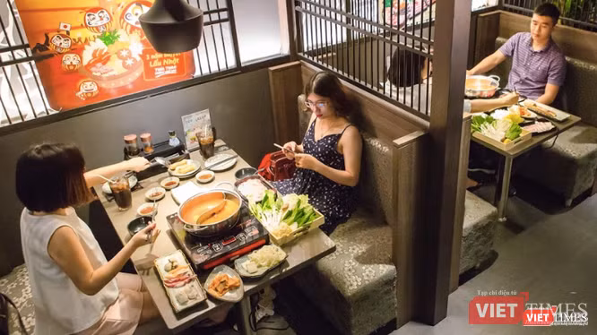Tại các quán ăn, khách chỉ cần sát khuẩn tay.