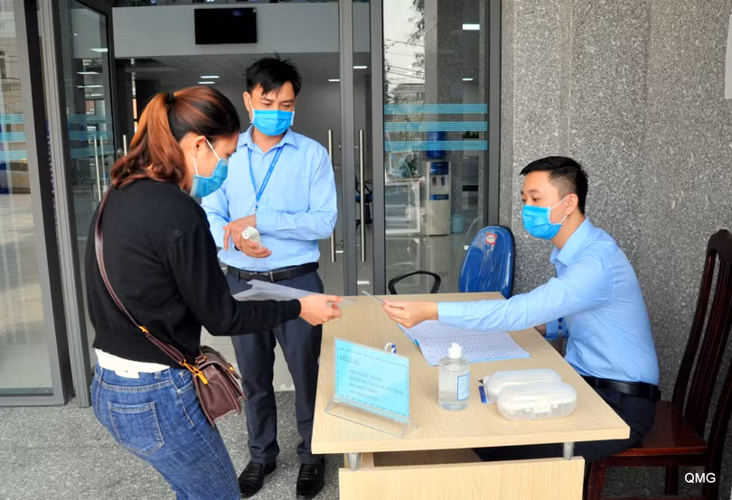 Cán bộ Trung tâm Phục vụ Hành chính công tỉnh lưu thông tin cá nhân của người đến làm việc để đảm bảo theo dõi, giám sát chặt chẽ về sức khỏe. Ảnh: quangninh.gov.vn Cán bộ Trung tâm Phục vụ Hành chính công tỉnh lưu thông tin cá nhân của người đến làm việc để đảm bảo theo dõi, giám sát chặt chẽ về sức khỏe.