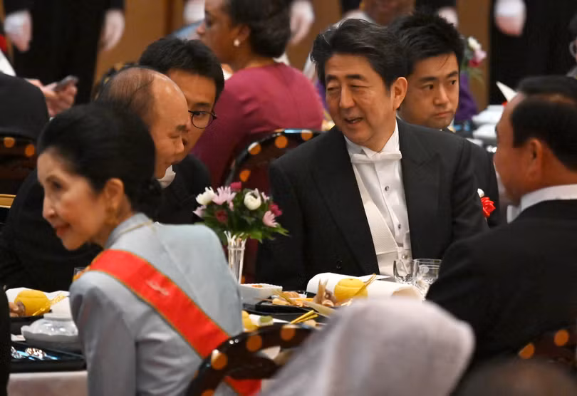 Thủ tướng Nguyễn Xuân Phúc trao đổi với Thủ tướng Shinzo Abe tại tiệc chiêu đãi của Hoàng gia Nhật Bản. Ảnh: Hoàng gia Nhật Bản