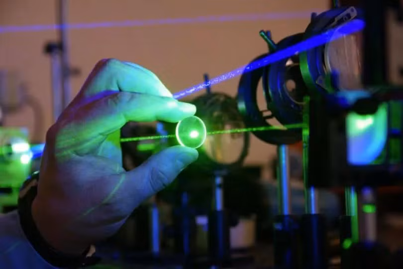 Tia laser có thể được sử dụng không chỉ để tiêu diệt mà còn làm mù mục tiêu, cũng như phát hiện ra nó. Bằng cách điều chỉnh sức mạnh, mục tiêu có thể bị ảnh hưởng trong phạm vi rất rộng, từ cảnh báo đến gây sát thương chí mạng. Tia laser có thể được sử dụng không chỉ để tiêu diệt mà còn làm mù mục tiêu, cũng như phát hiện ra nó. Bằng cách điều chỉnh sức mạnh, mục tiêu có thể bị ảnh hưởng trong phạm vi rất rộng, từ cảnh báo đến gây sát thương chí mạng.