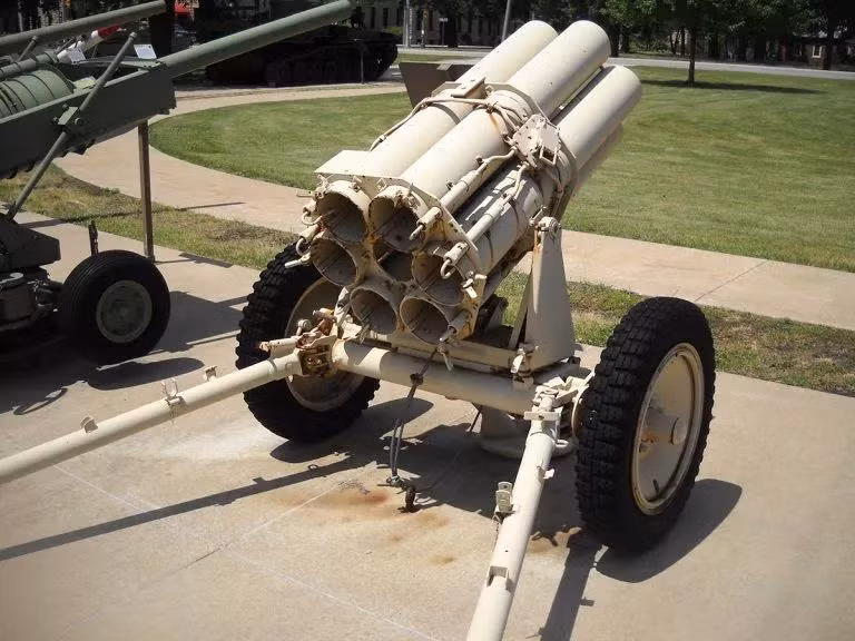 Đạn cối Nebelwerfer 41 và Nebelwerfer 42 ổn định khi xoay quanh trục của chính nó. Đạn cối Nebelwerfer 41 và Nebelwerfer 42 ổn định khi xoay quanh trục của chính nó.