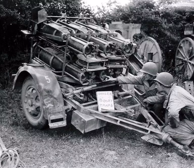Năm 1941, Wehrmacht đã được MLRS áp dụng với sức mạnh thậm chí còn lớn hơn Nebelwerfer 41. Năm 1941, Wehrmacht đã được MLRS áp dụng với sức mạnh thậm chí còn lớn hơn Nebelwerfer 41.