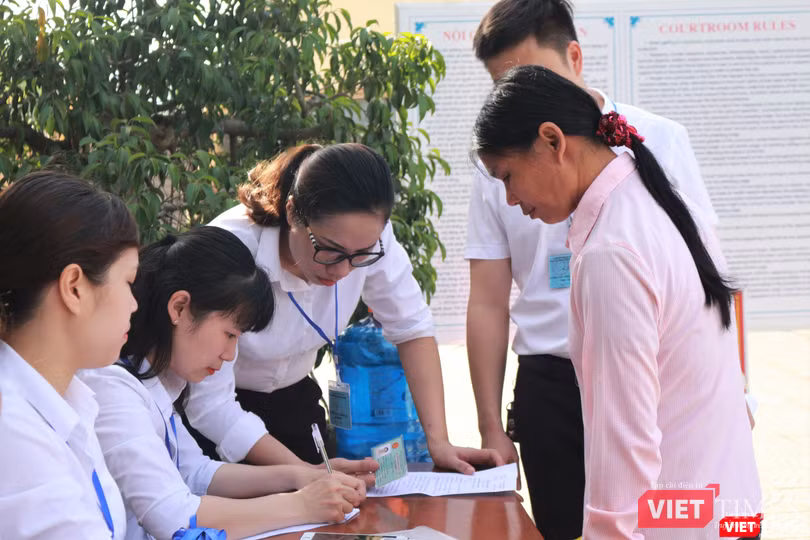 Đại diện của một bị hại làm thủ tục tham dự phiên phúc thẩm Đại diện của một bị hại làm thủ tục tham dự phiên phúc thẩm