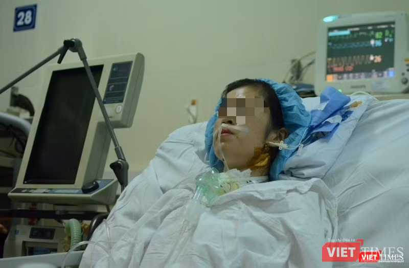 Chị H. chưa thể đi lại, tiếp tục được điều trị ở khu vực cách ly (Ảnh: Quang Hùng)