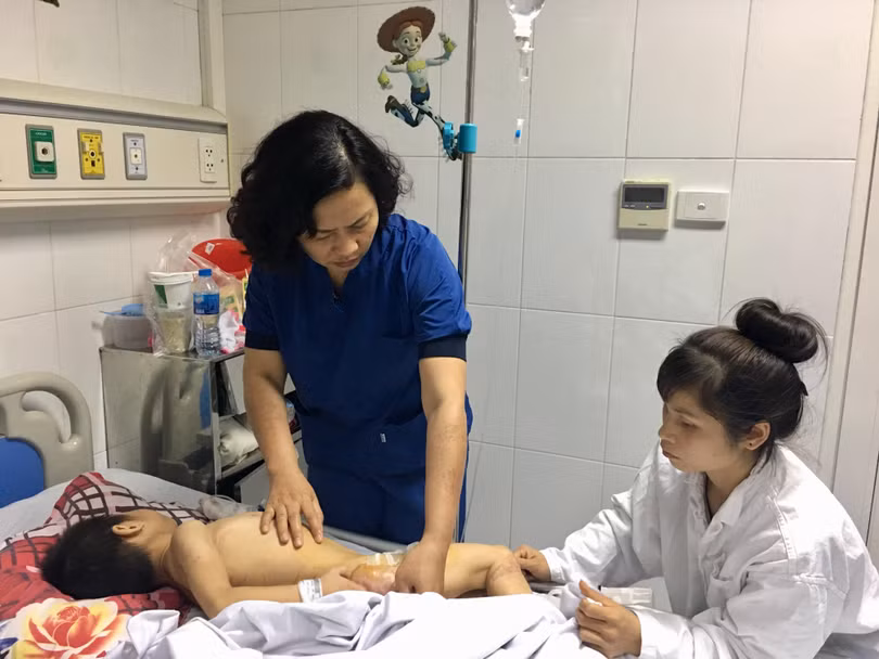Người nhà chăm sóc cho bệnh nhi bị chó cắn
