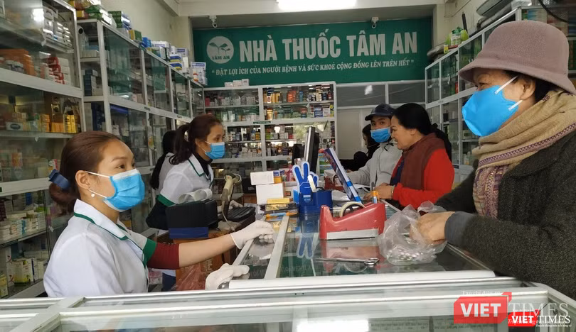 Nhiều hiệu thuốc không còn khẩu trang y tế để bán cho khách.