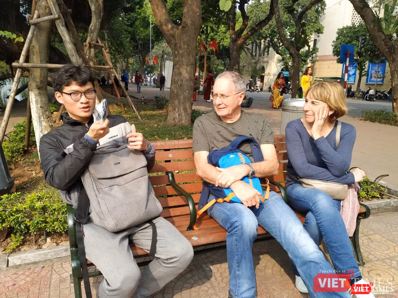 Câu chuyện về chiếc khẩu trang và dịch virus Corona bắt đầu thu hút sự quan tâm của khách du lịch đến Hà Nội.