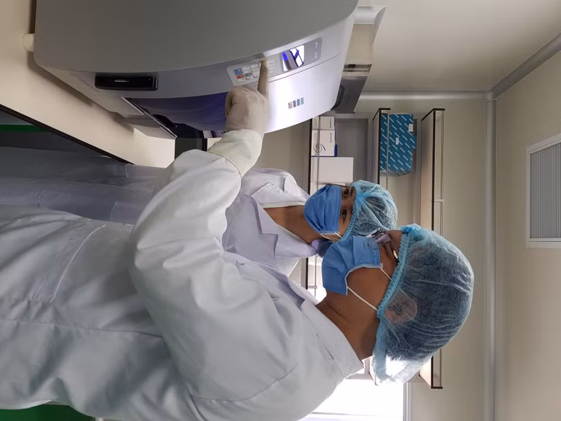Vận hành chiếc máy tách chiết ADN tự động
